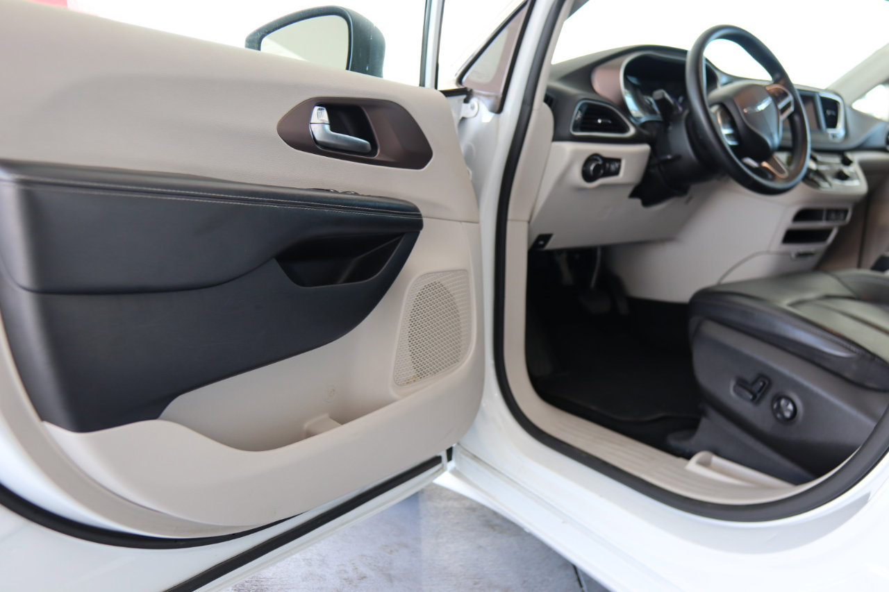 Used 2021 Chrysler Voyager Lxi image 17