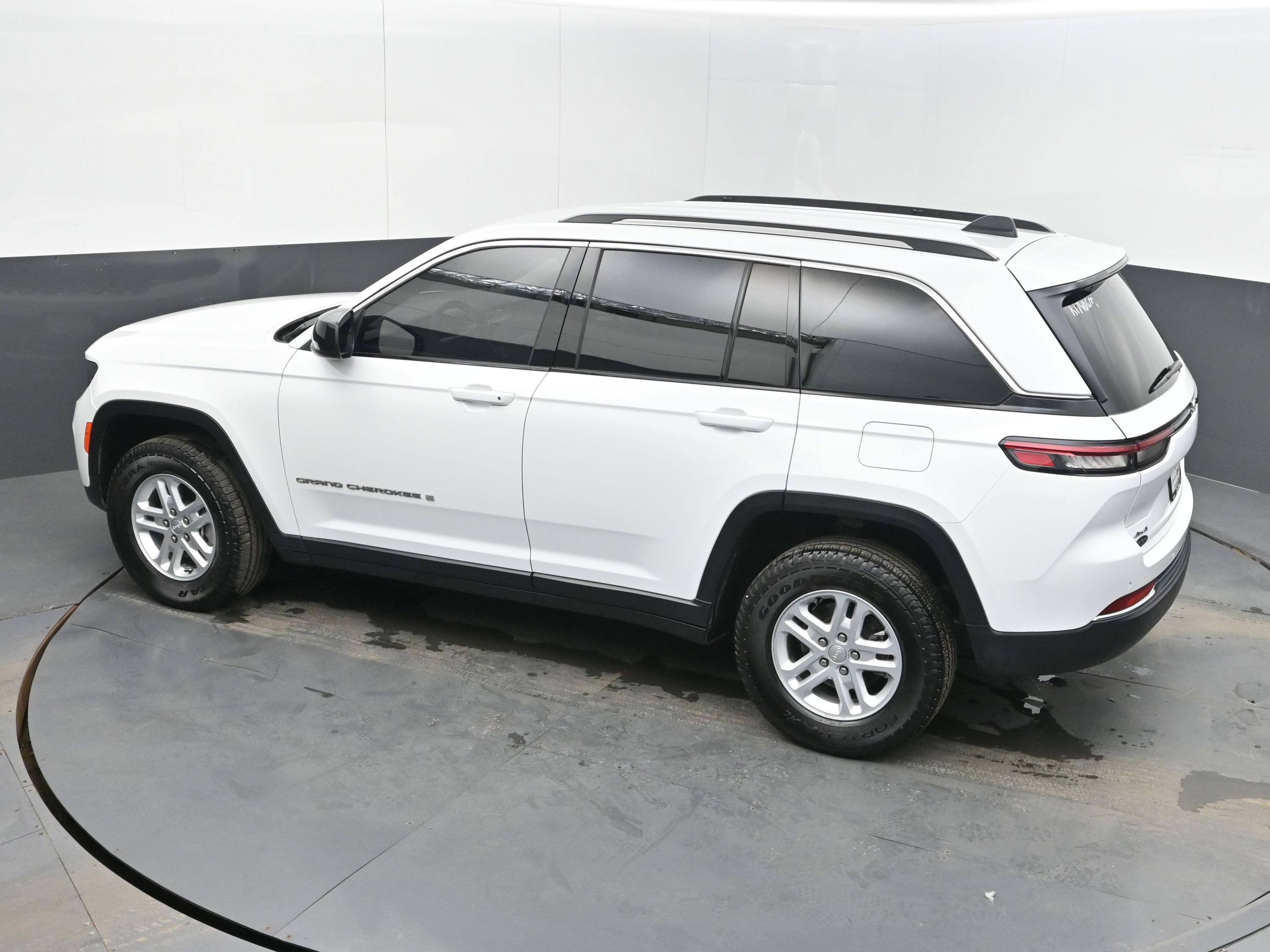 Used 2023 Jeep Grand Cherokee Laredo AWD/4WD image 34
