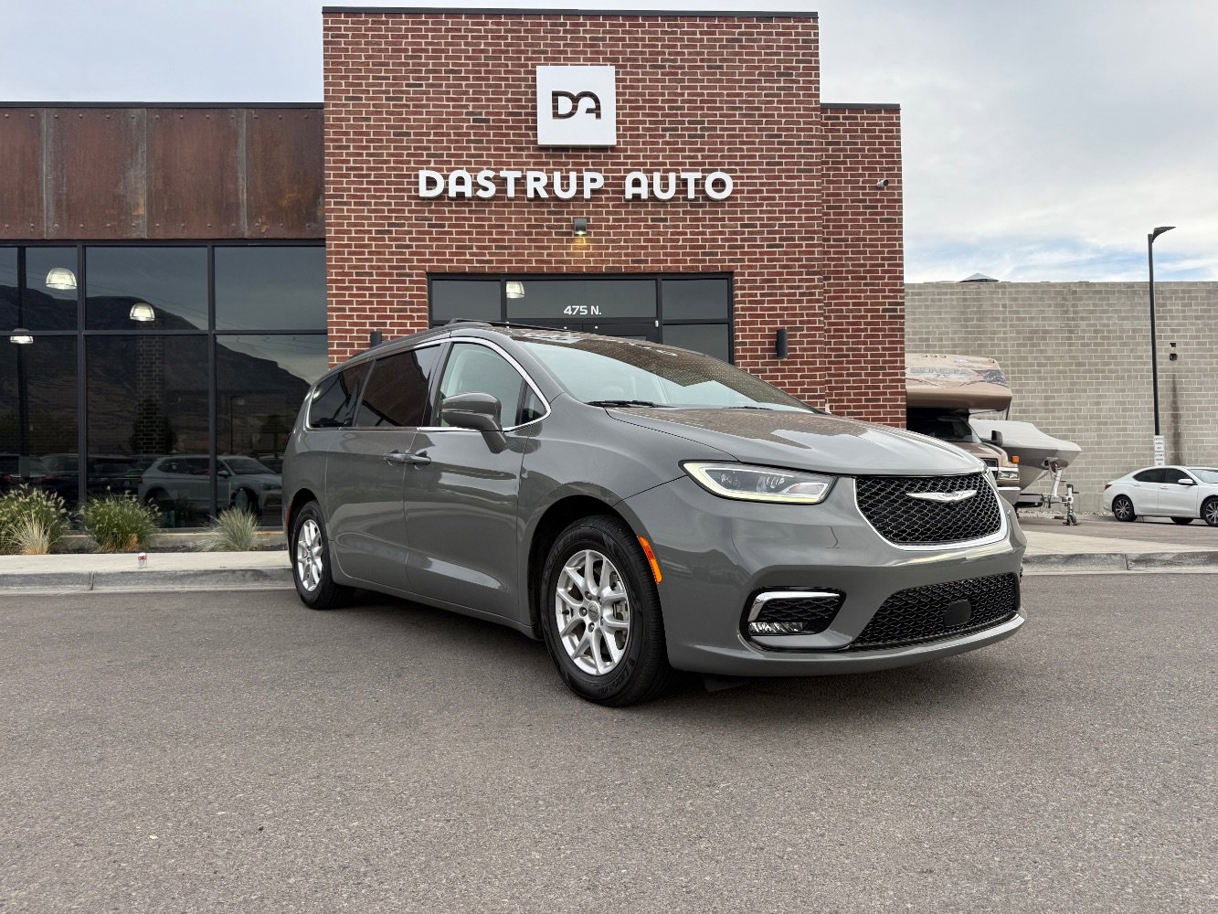 Used 2022 Chrysler Pacifica Touring-L image 3