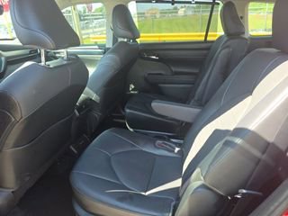 Used 2021 Toyota Highlander XLE FWD image 11
