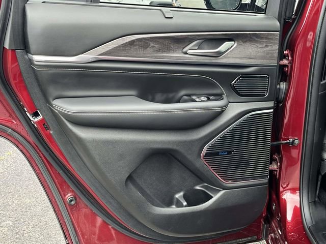 Used 2023 Jeep Grand Cherokee Overland w/ Luxury Tech Group IV AWD/4WD image 17