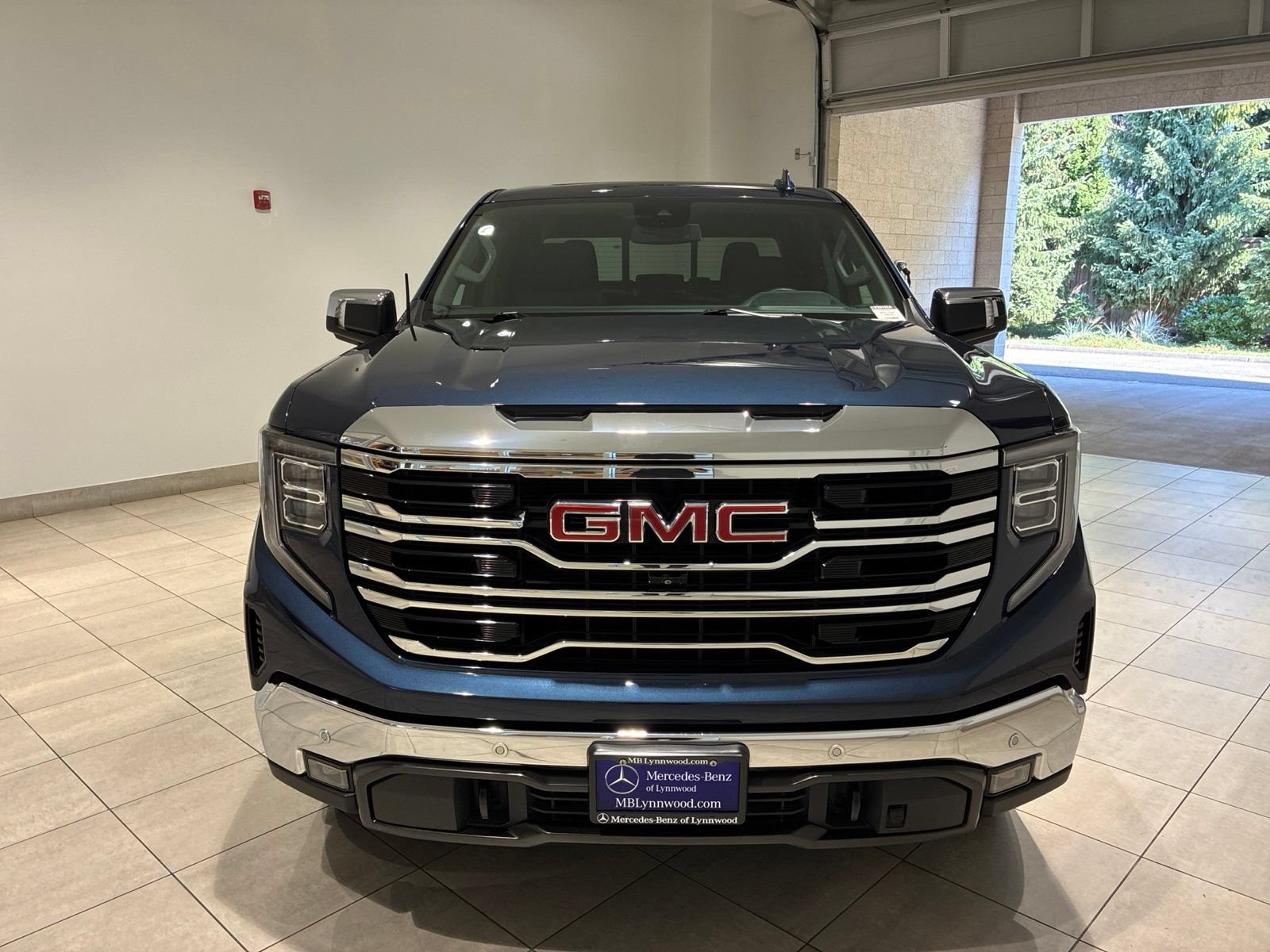 Used 2022 GMC Sierra 1500 SLT w/ SLT Premium Plus Package AWD/4WD image 2