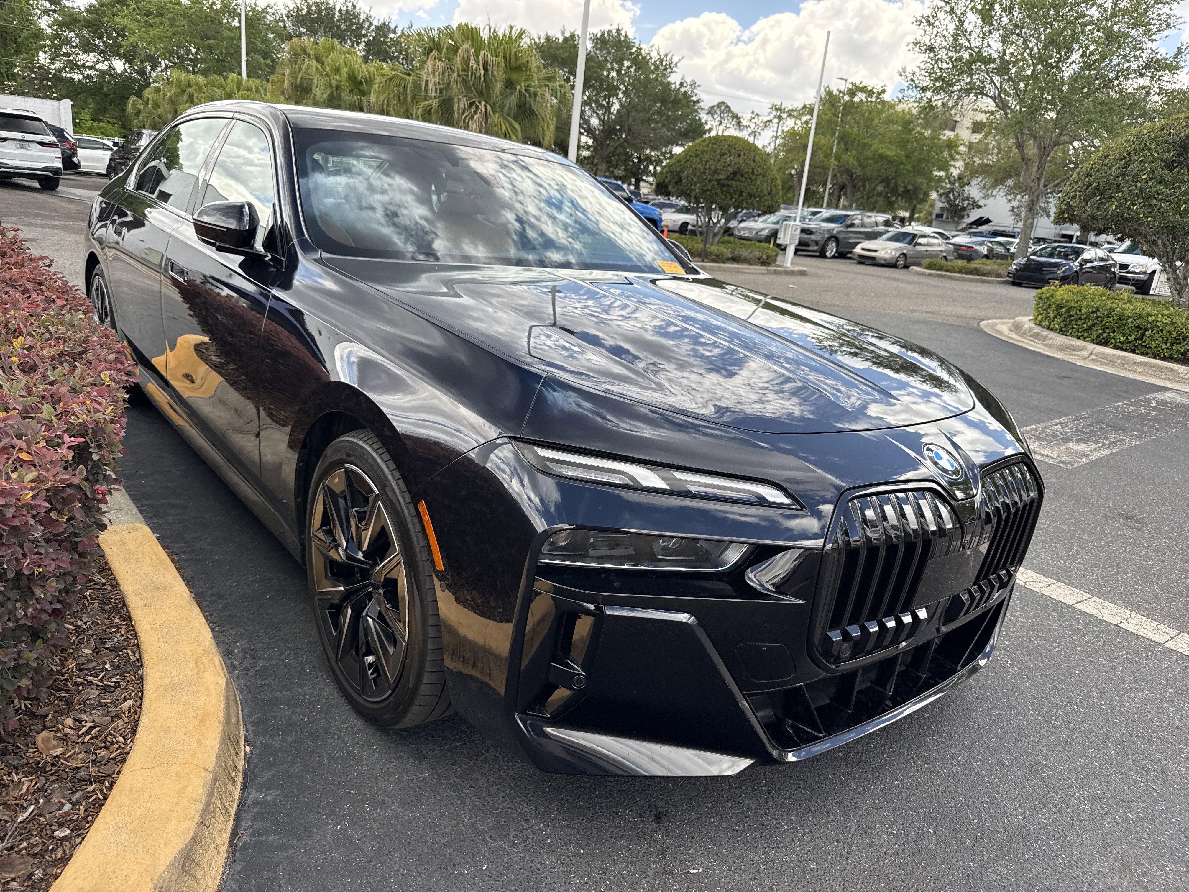 Used 2023 BMW 740i image 1