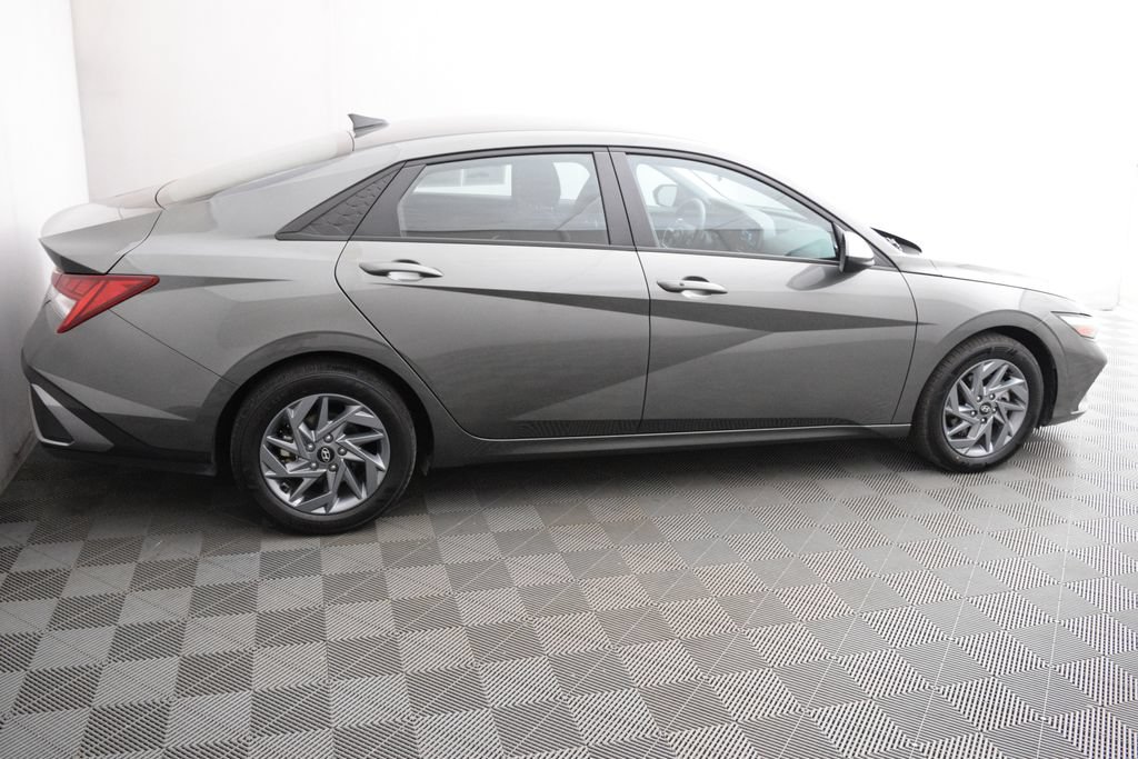 Used 2024 Hyundai Elantra Blue FWD image 4