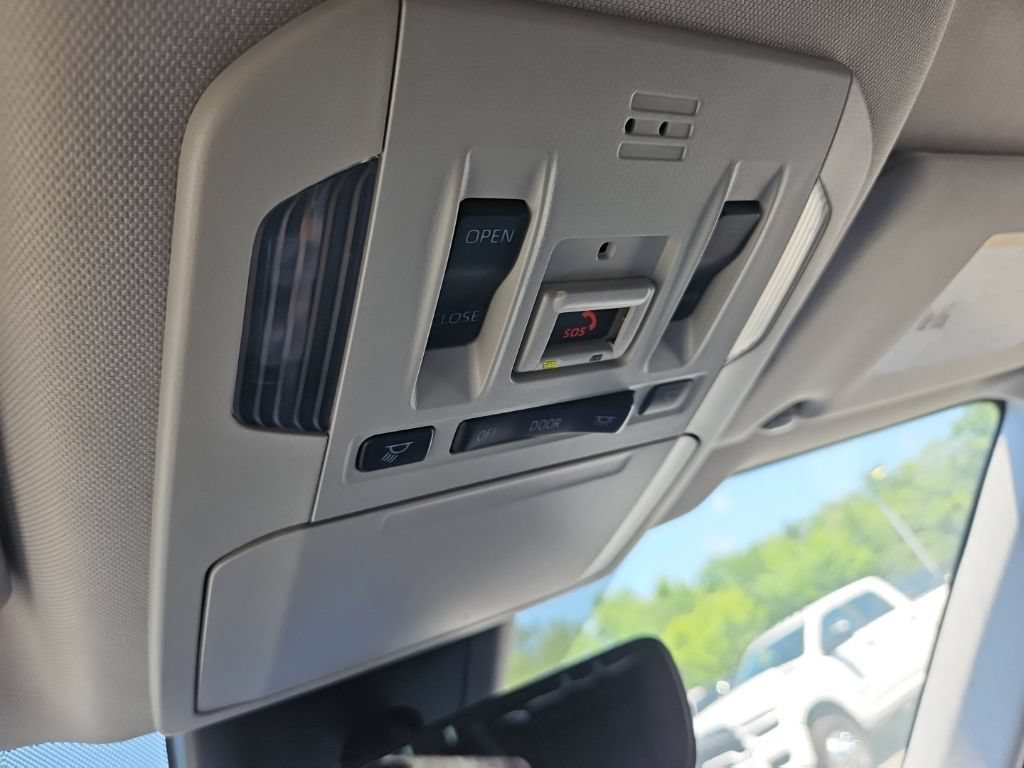 Used 2022 Toyota Highlander XLE AWD/4WD image 21