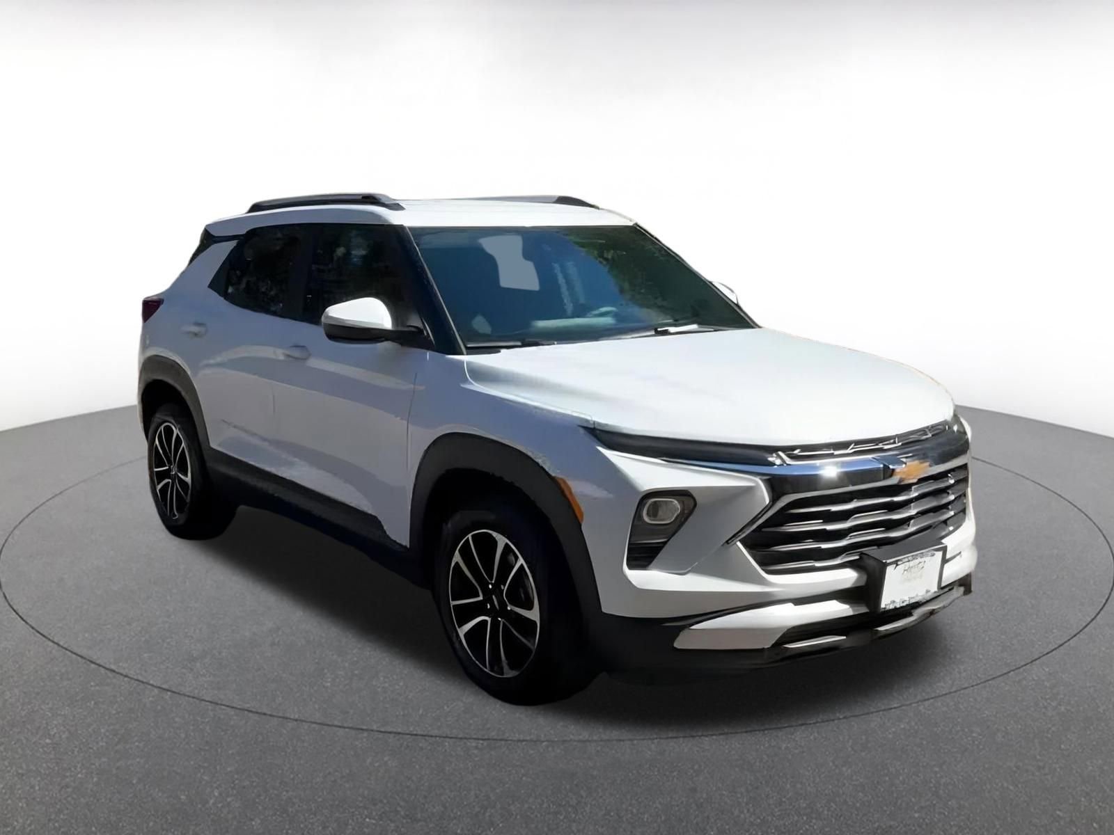 Used 2025 Chevrolet TrailBlazer LT image 3