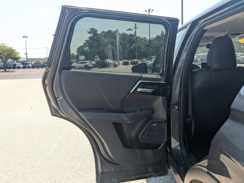 Used 2025 Mitsubishi Outlander SE FWD image 25
