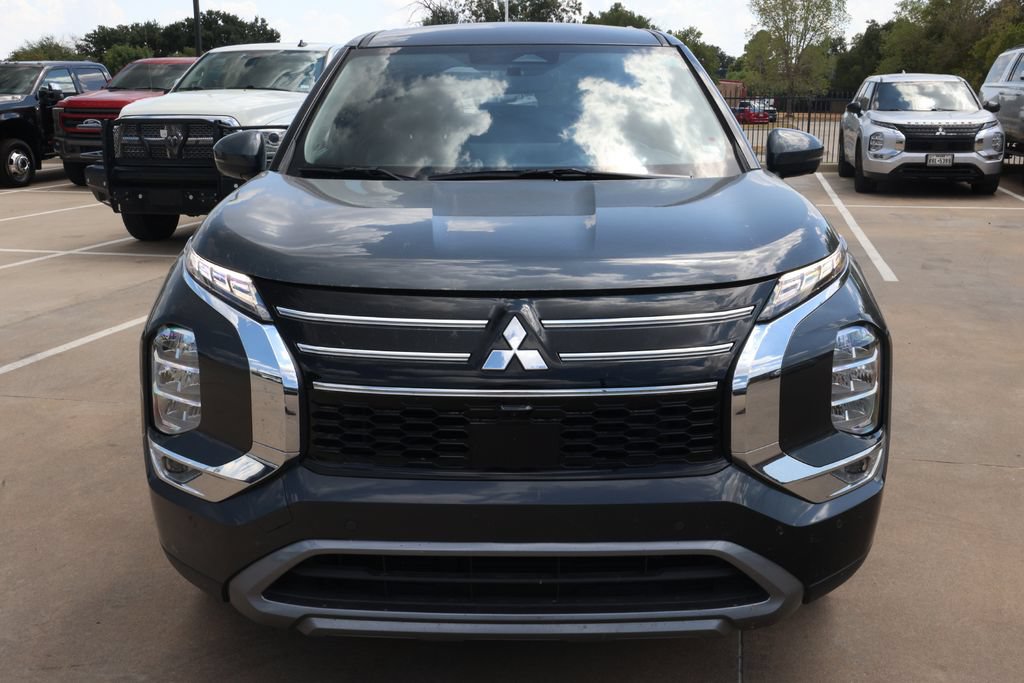 Used 2025 Mitsubishi Outlander SE FWD image 2