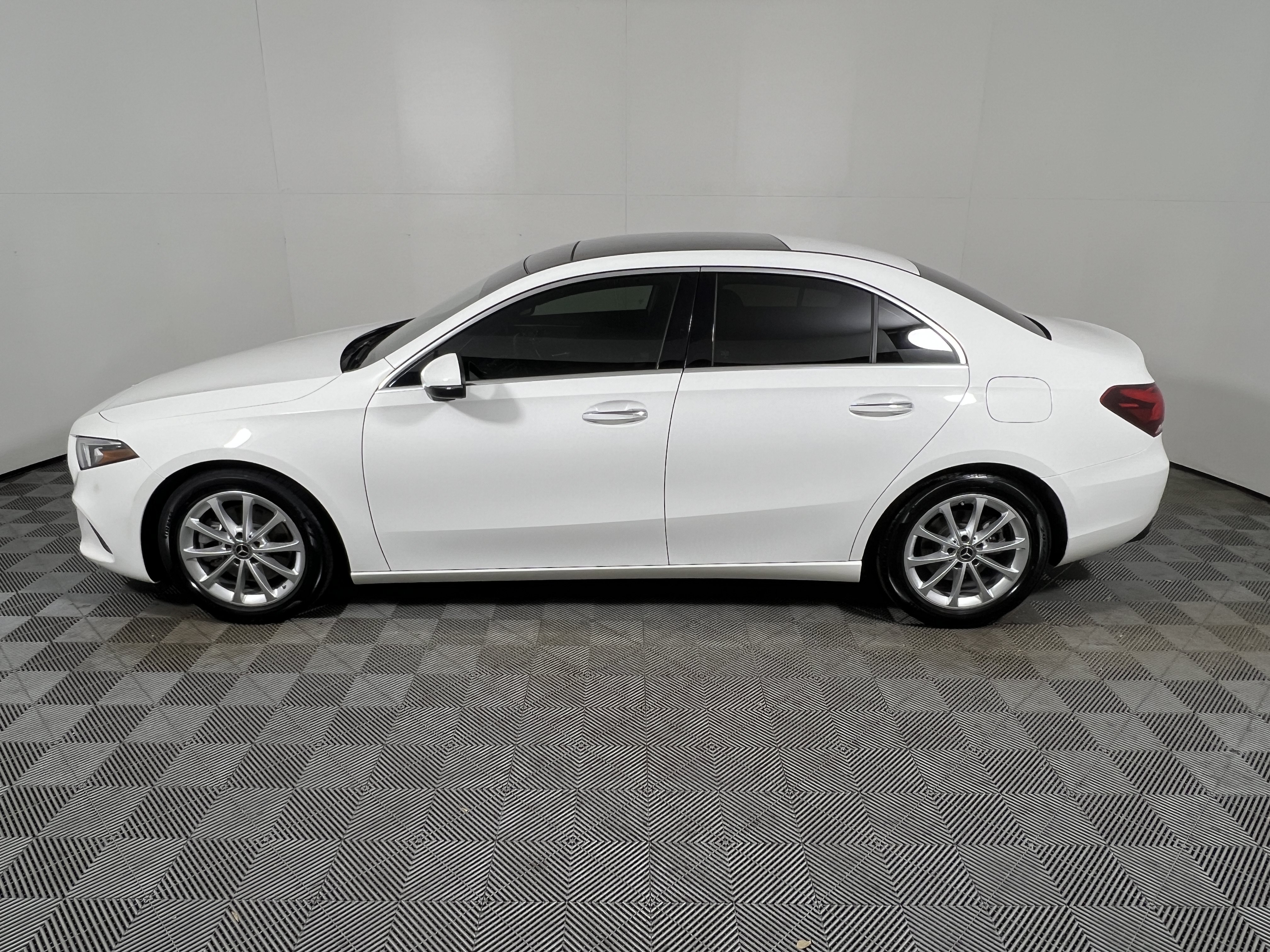 Used 2021 Mercedes-Benz A 220 image 2