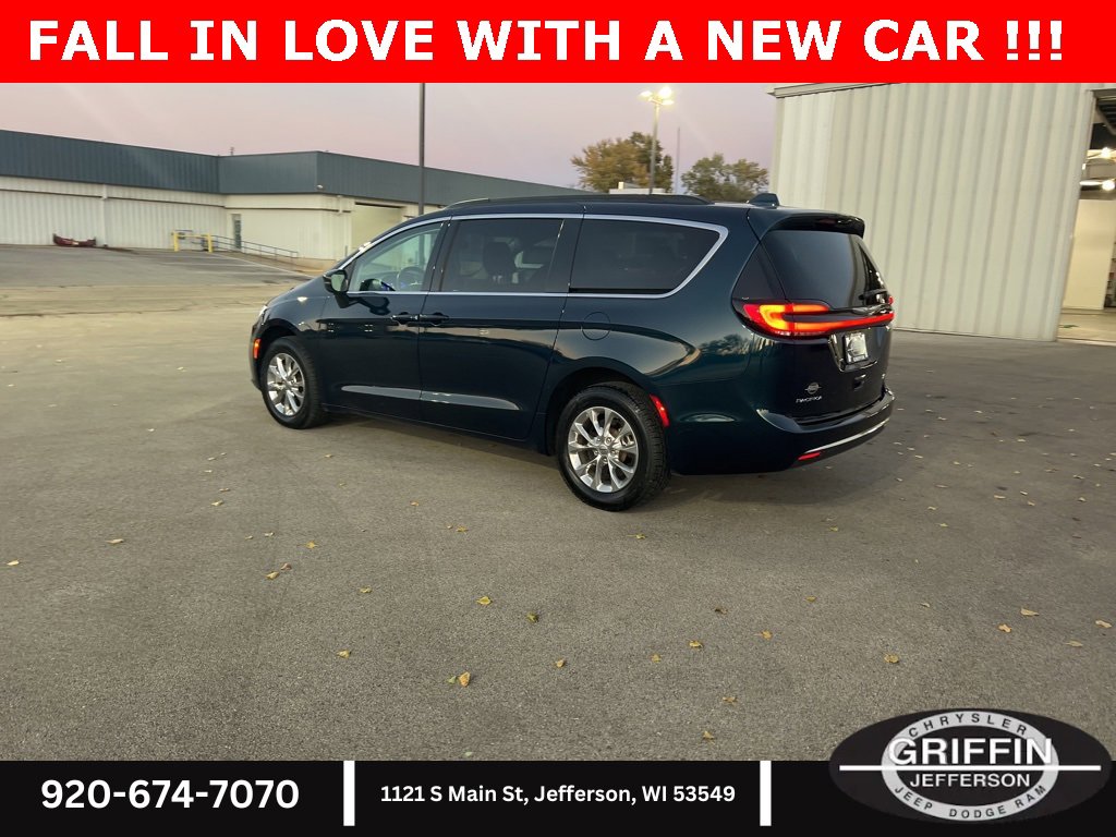 Used 2022 Chrysler Pacifica Touring-L image 15