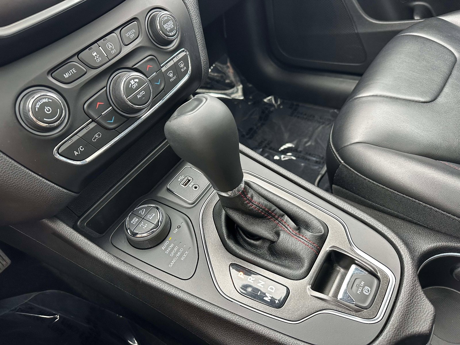 Used 2019 Jeep Cherokee Trailhawk w/ Comfort/Convenience Group image 15