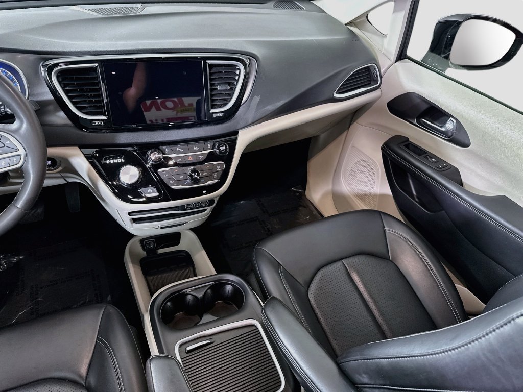 Used 2024 Chrysler Pacifica Touring-L FWD image 26