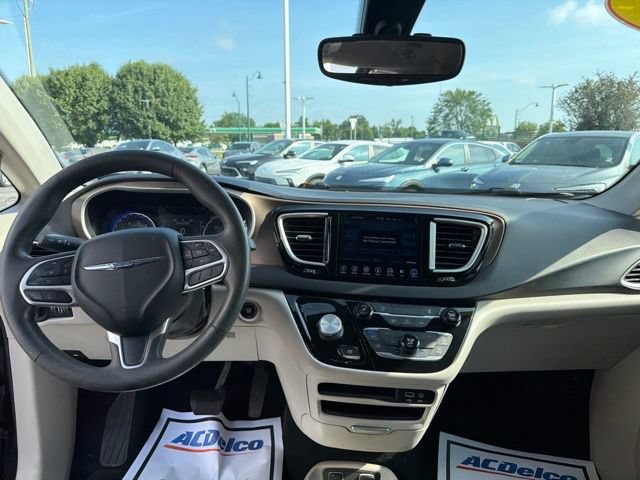 Used 2017 Chrysler Pacifica Touring FWD image 20