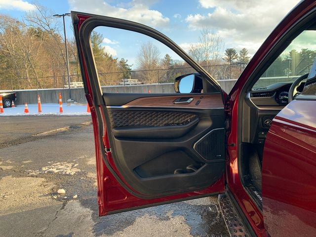 Used 2024 Jeep Grand Cherokee Summit image 24