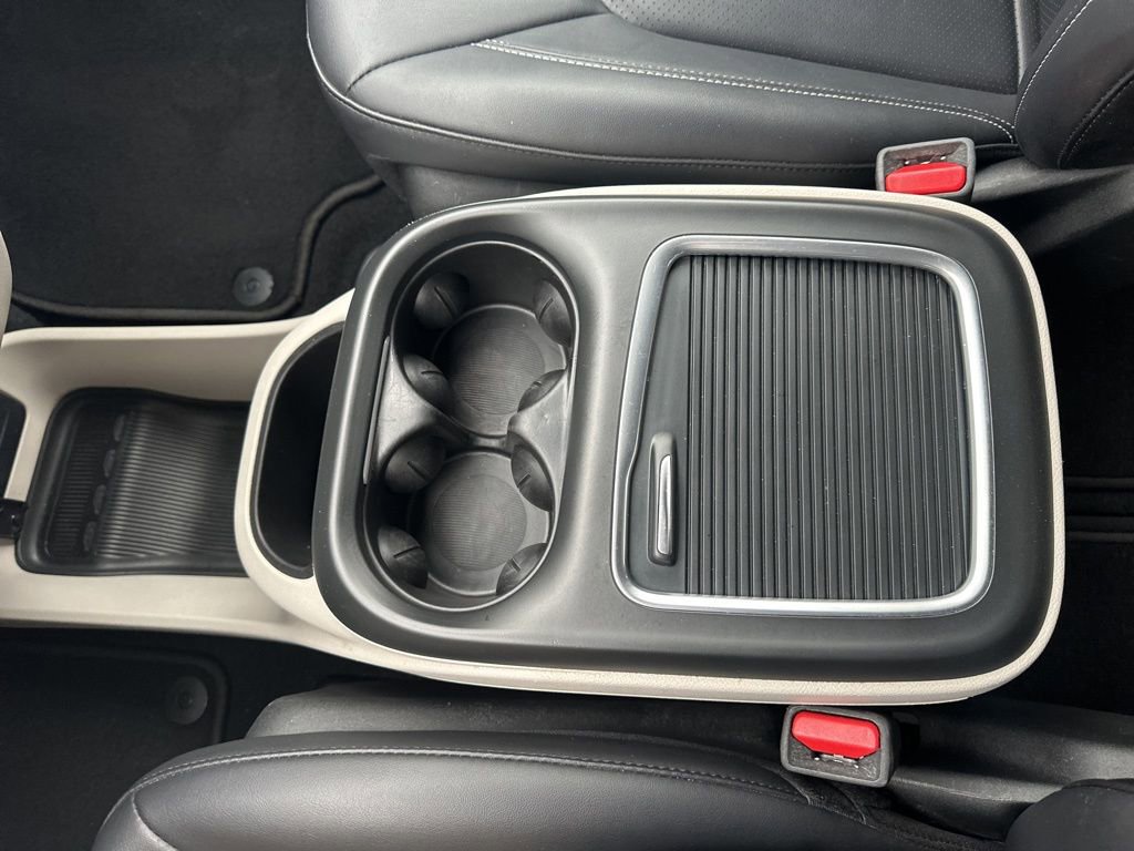 Used 2024 Chrysler Pacifica Touring-L image 19