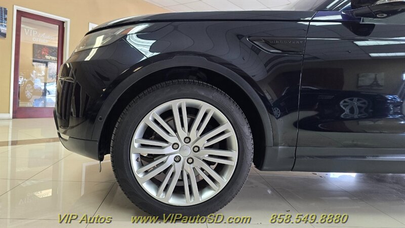 Used 2017 Land Rover Discovery First Edition AWD/4WD image 48