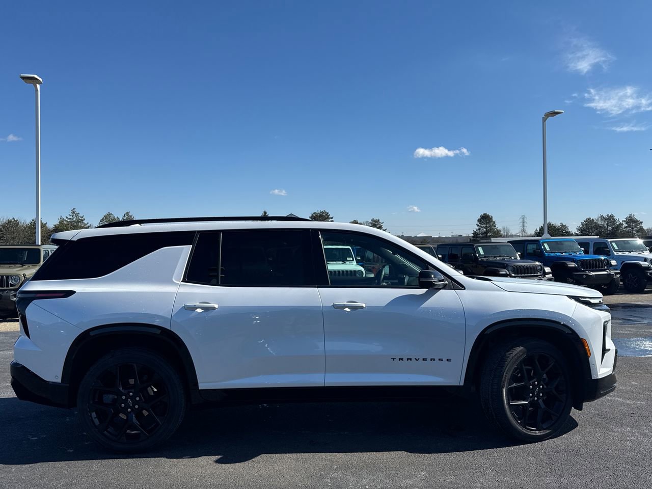 Used 2025 Chevrolet Traverse RS image 2