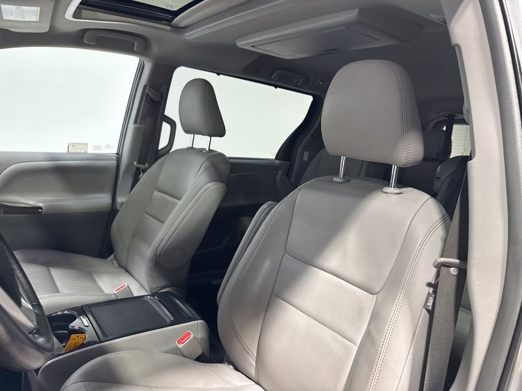 Used 2018 Toyota Sienna XLE Premium w/ Carpet Mat Package image 28
