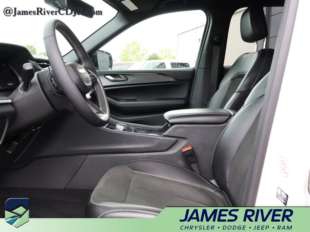 Used 2025 Jeep Grand Cherokee Altitude AWD/4WD image 23