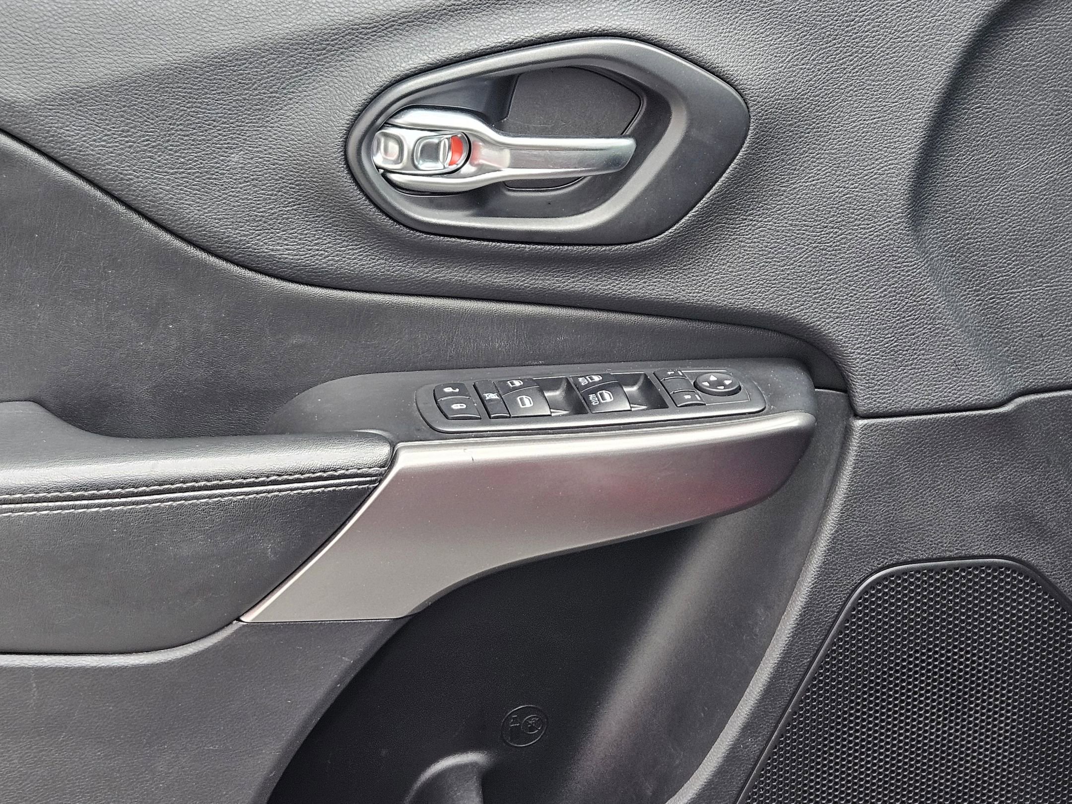 Used 2019 Jeep Cherokee Latitude Plus FWD image 19