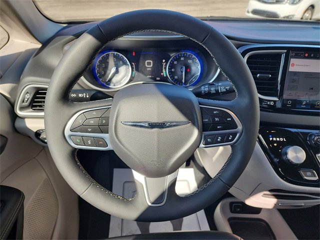 Used 2024 Chrysler Pacifica Touring-L image 10