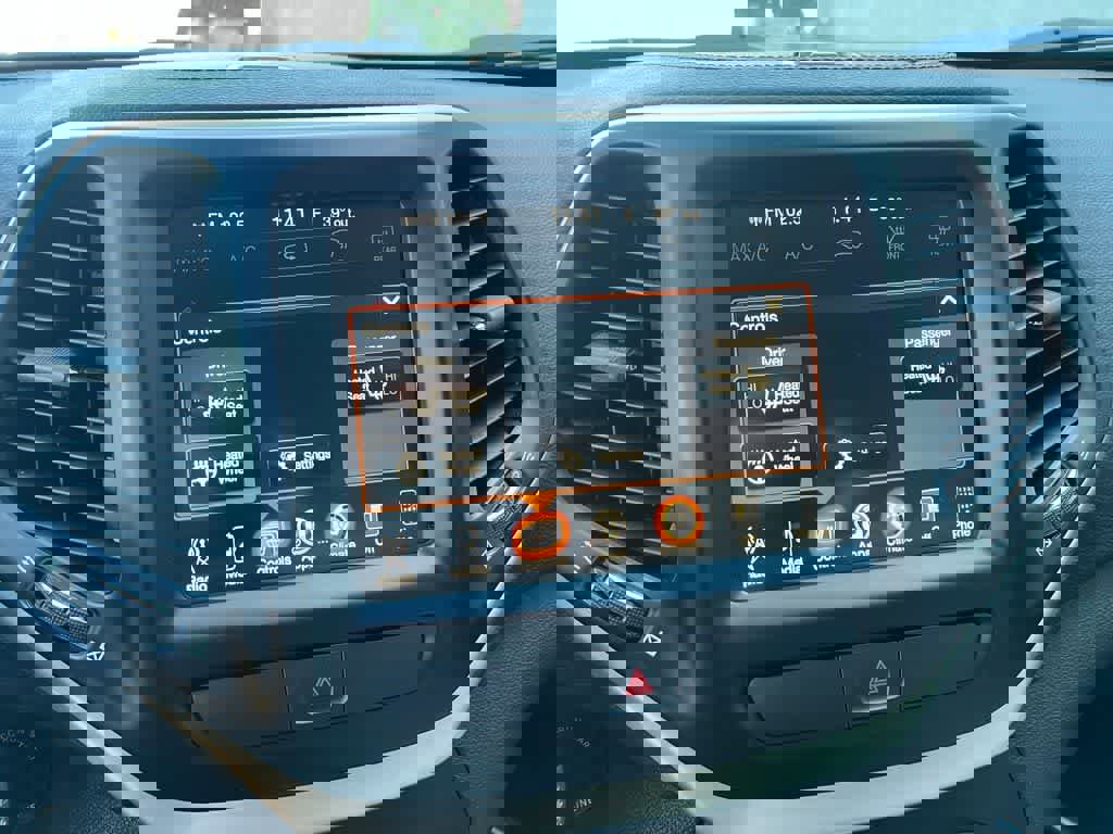 Used 2016 Jeep Cherokee Latitude w/ Cold Weather Group image 28