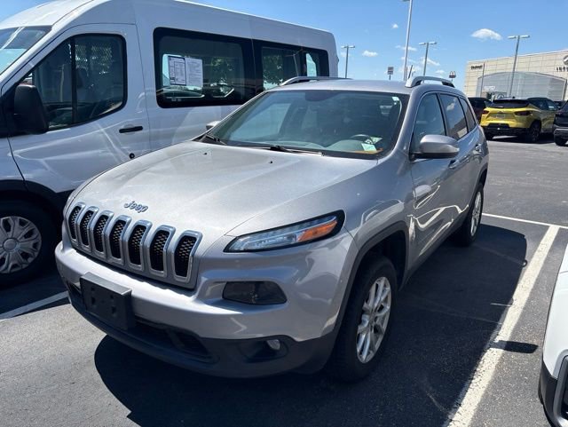 Used 2016 Jeep Cherokee Latitude w/ Cold Weather Group AWD/4WD image 2