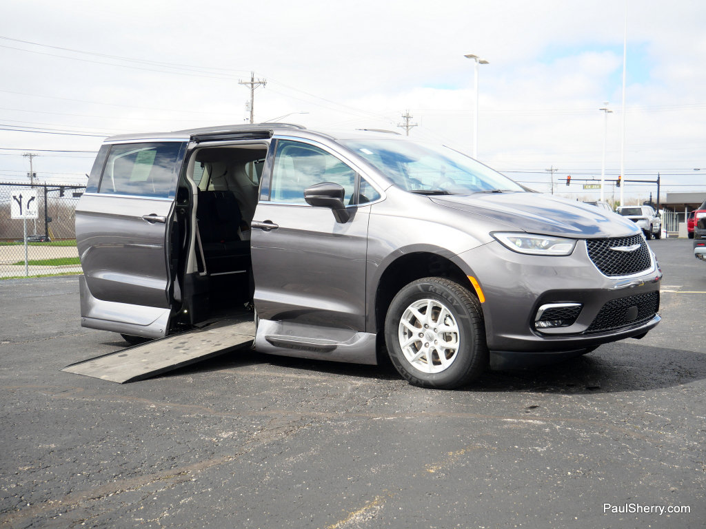 Used 2022 Chrysler Pacifica Touring-L FWD image 10