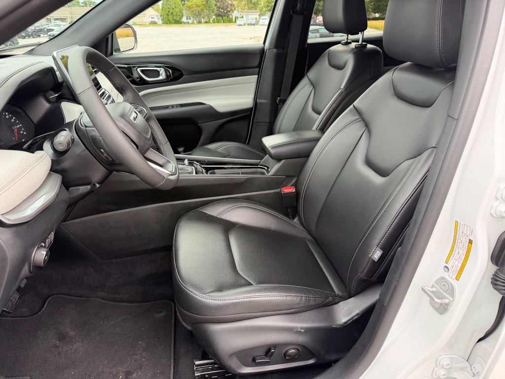 Used 2026 Jeep Compass Limited AWD/4WD image 3