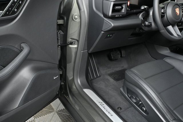 Certified 2025 Porsche Macan Electric image 7