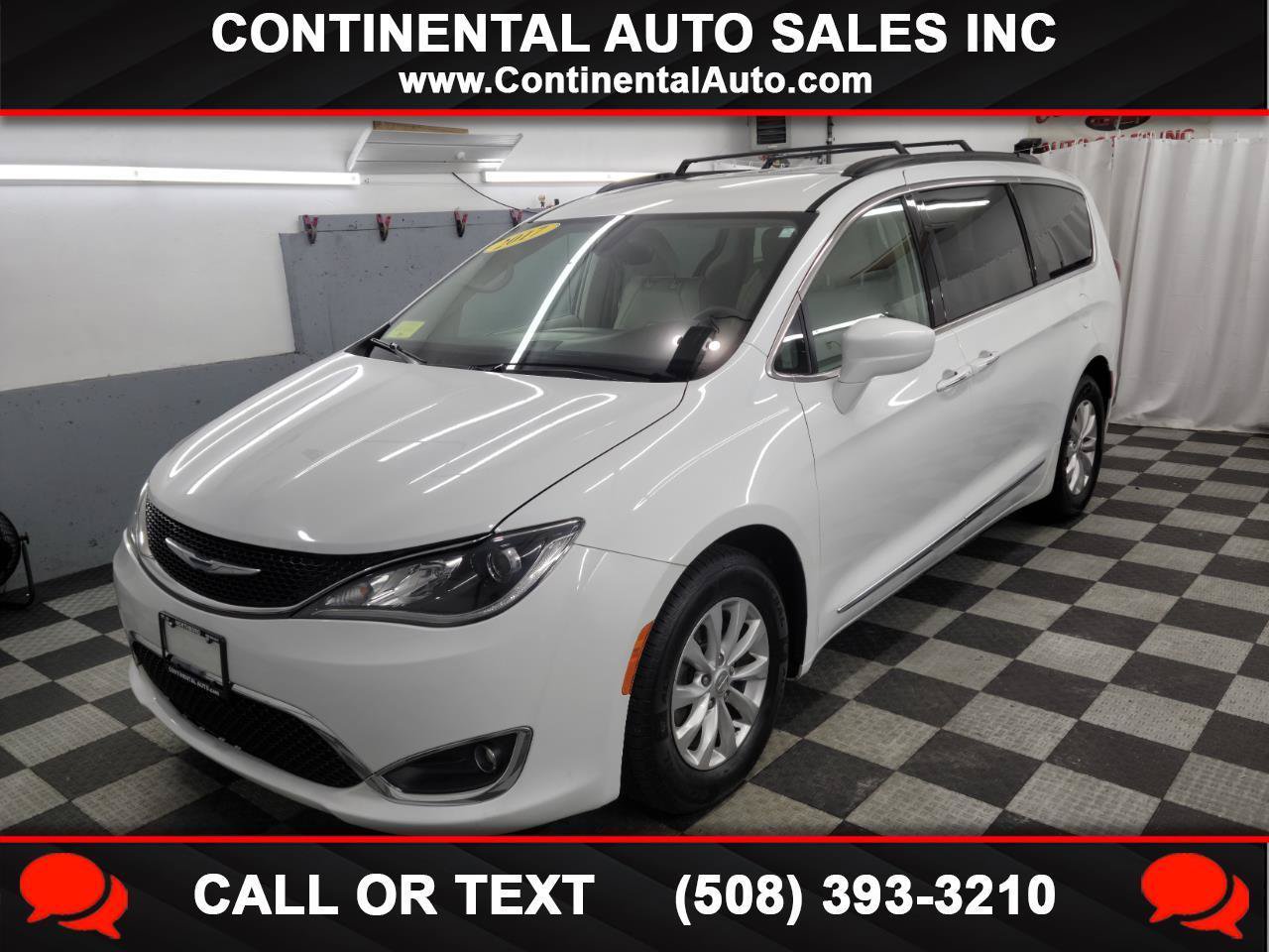 Used 2017 Chrysler Pacifica Touring-L FWD image 1
