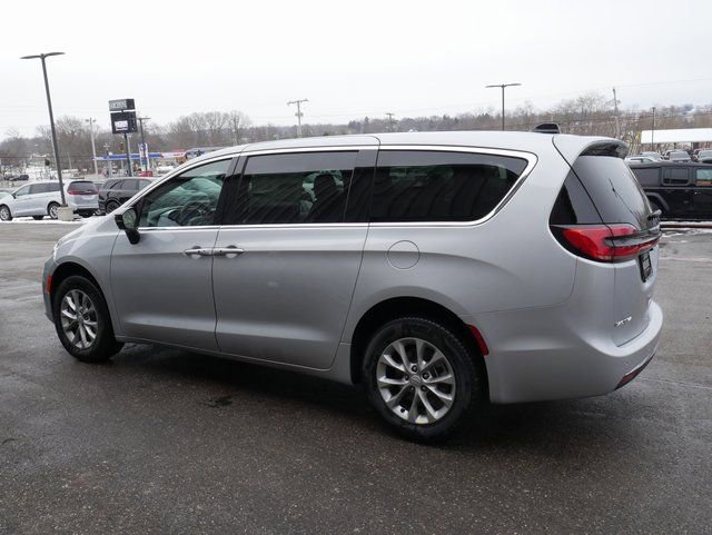 New 2026 Chrysler Pacifica Limited w/ Uconnect Theater Family Group AWD/4WD image 11