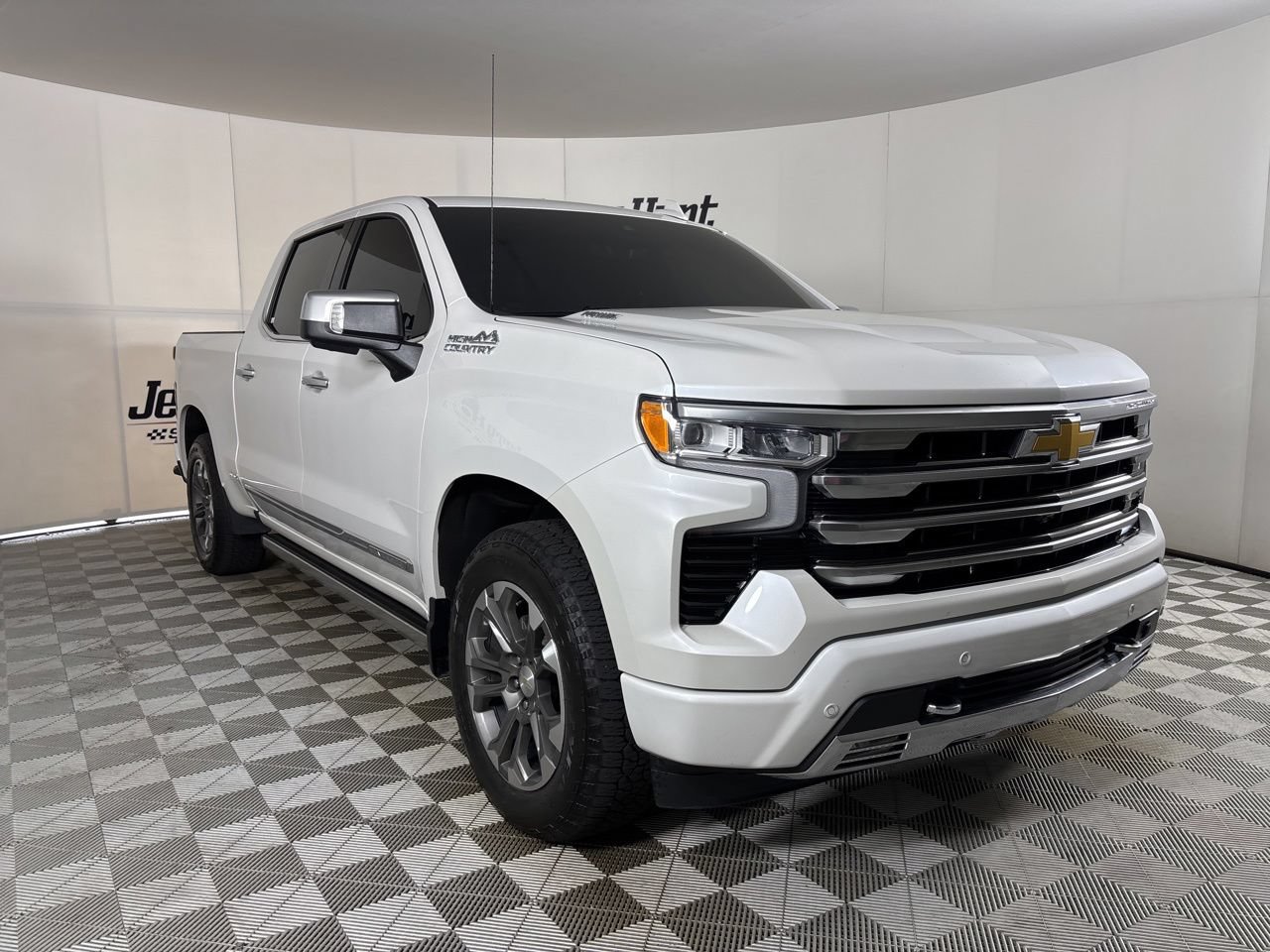 Used 2023 Chevrolet Silverado 1500 High Country w/ Technology Package AWD/4WD image 3