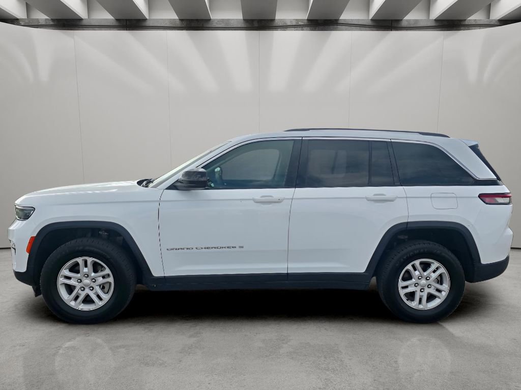 Used 2024 Jeep Grand Cherokee Laredo image 2