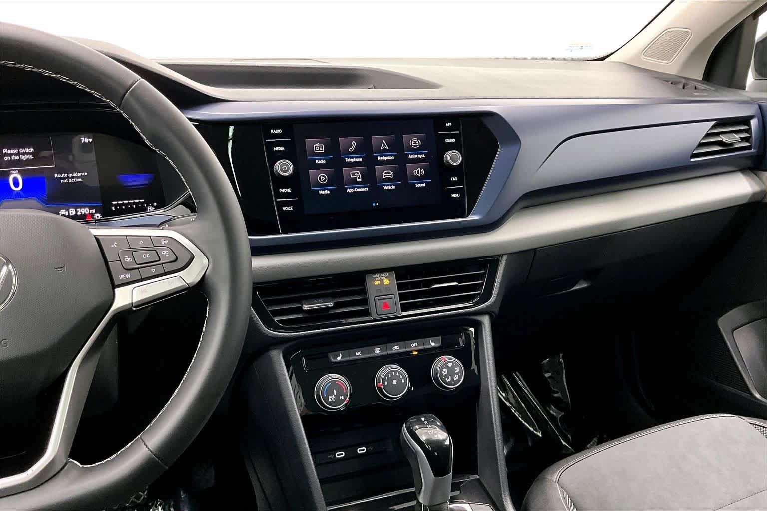 Used 2023 Volkswagen Taos SE w/ Panoramic Sunroof Package FWD image 7