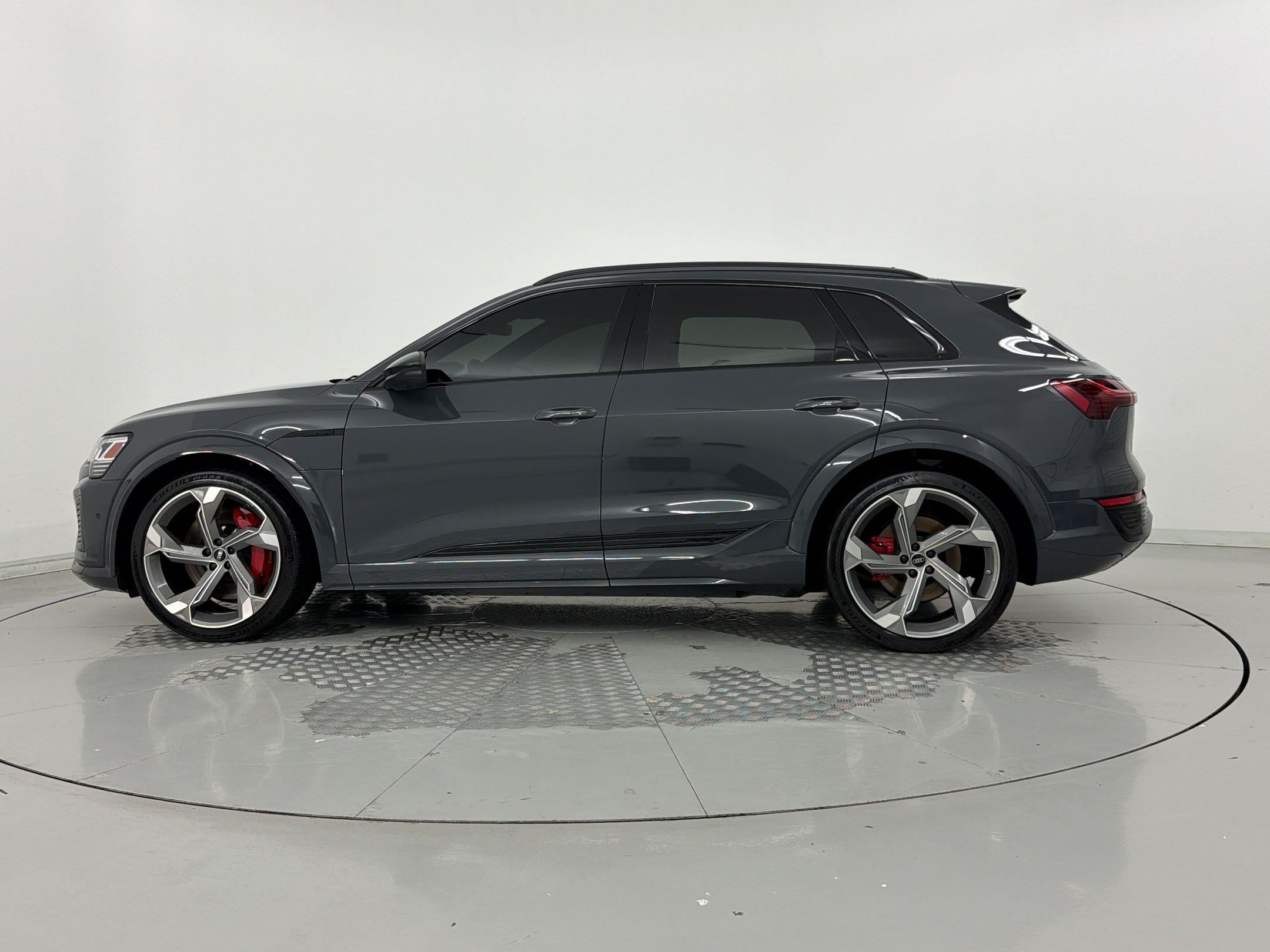 Certified 2024 Audi SQ8 e-tron Premium Plus w/ Black Optic Package AWD/4WD image 2