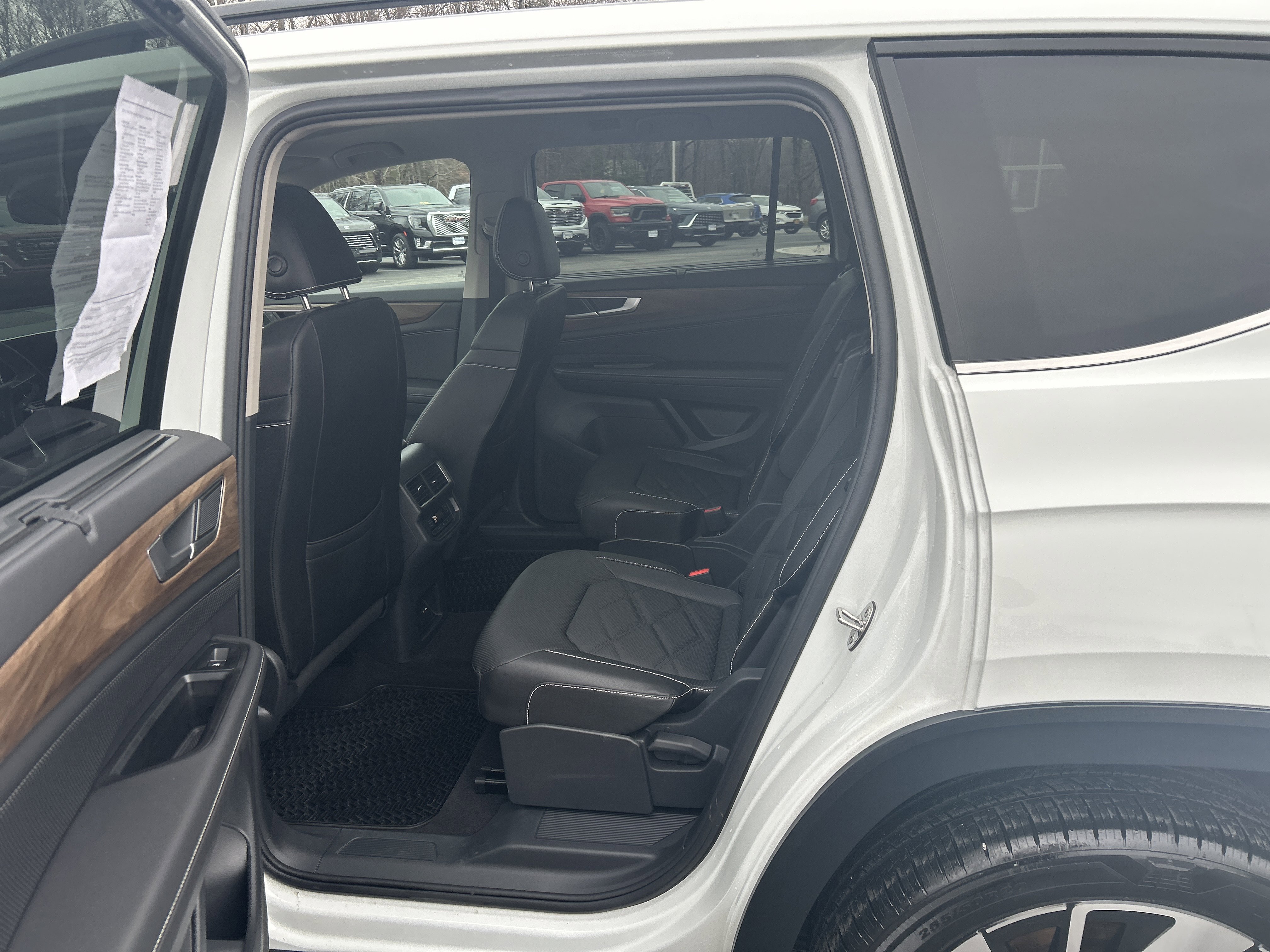 Used 2025 Volkswagen Atlas SE image 17