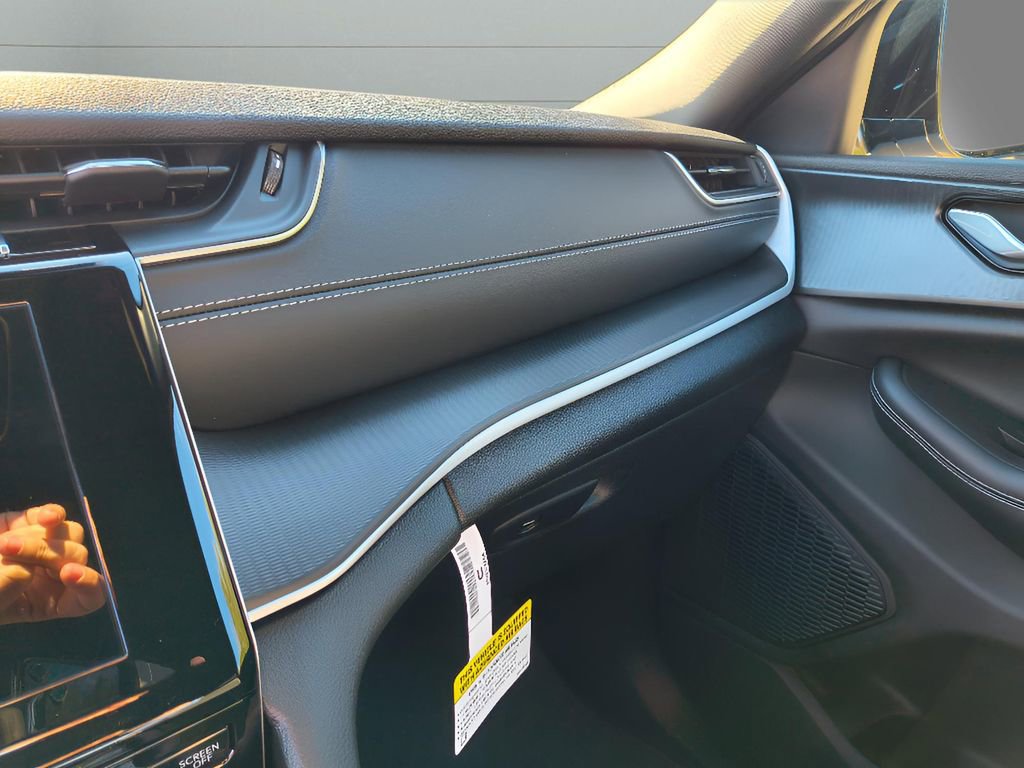 New 2025 Jeep Grand Cherokee Altitude image 24