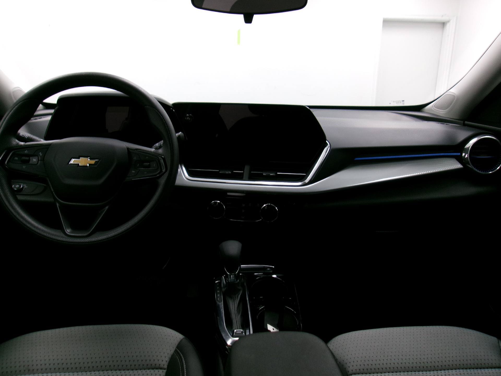 Used 2025 Chevrolet Trax LT FWD image 9