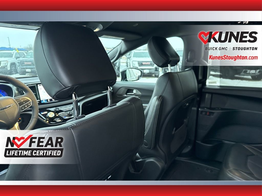 Used 2025 Chrysler Pacifica Select image 35