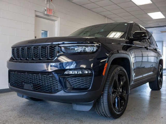Used 2024 Jeep Grand Cherokee Limited w/ Black Appearance Package image 21