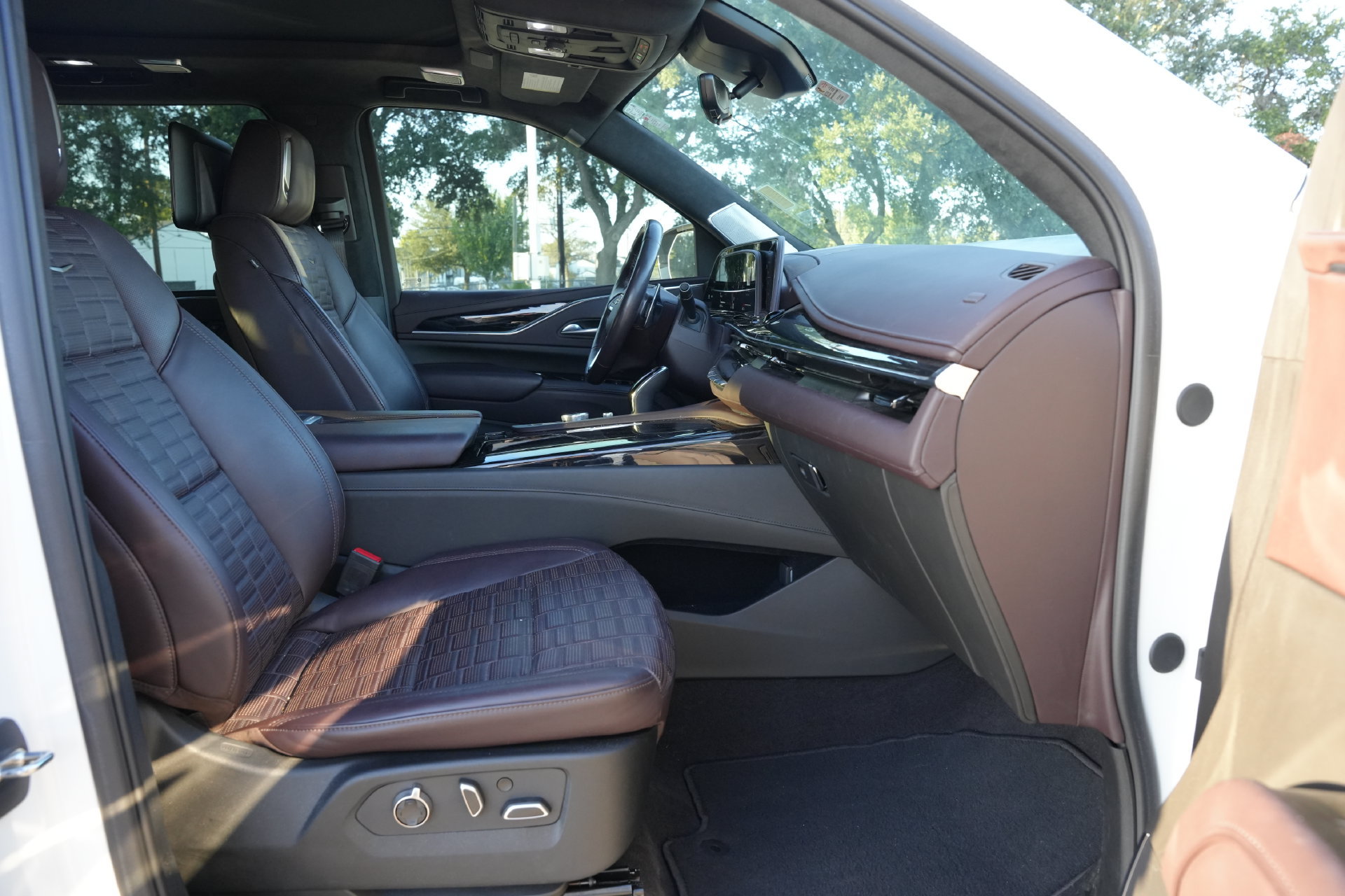 Certified 2023 Cadillac Escalade ESV V w/ LPO, ONYX Package AWD/4WD image 21