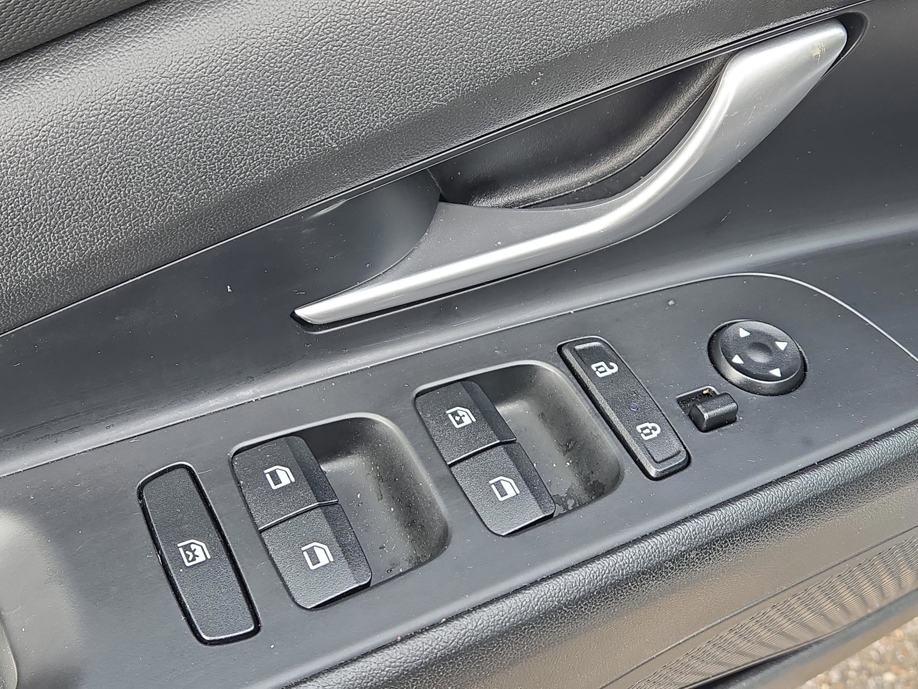 Used 2023 Hyundai Elantra Limited image 11