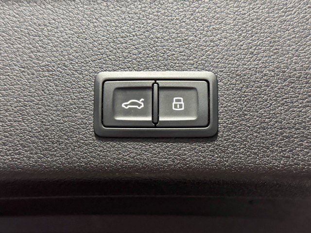 Used 2022 Audi e-tron Premium w/ Convenience Plus Package image 42