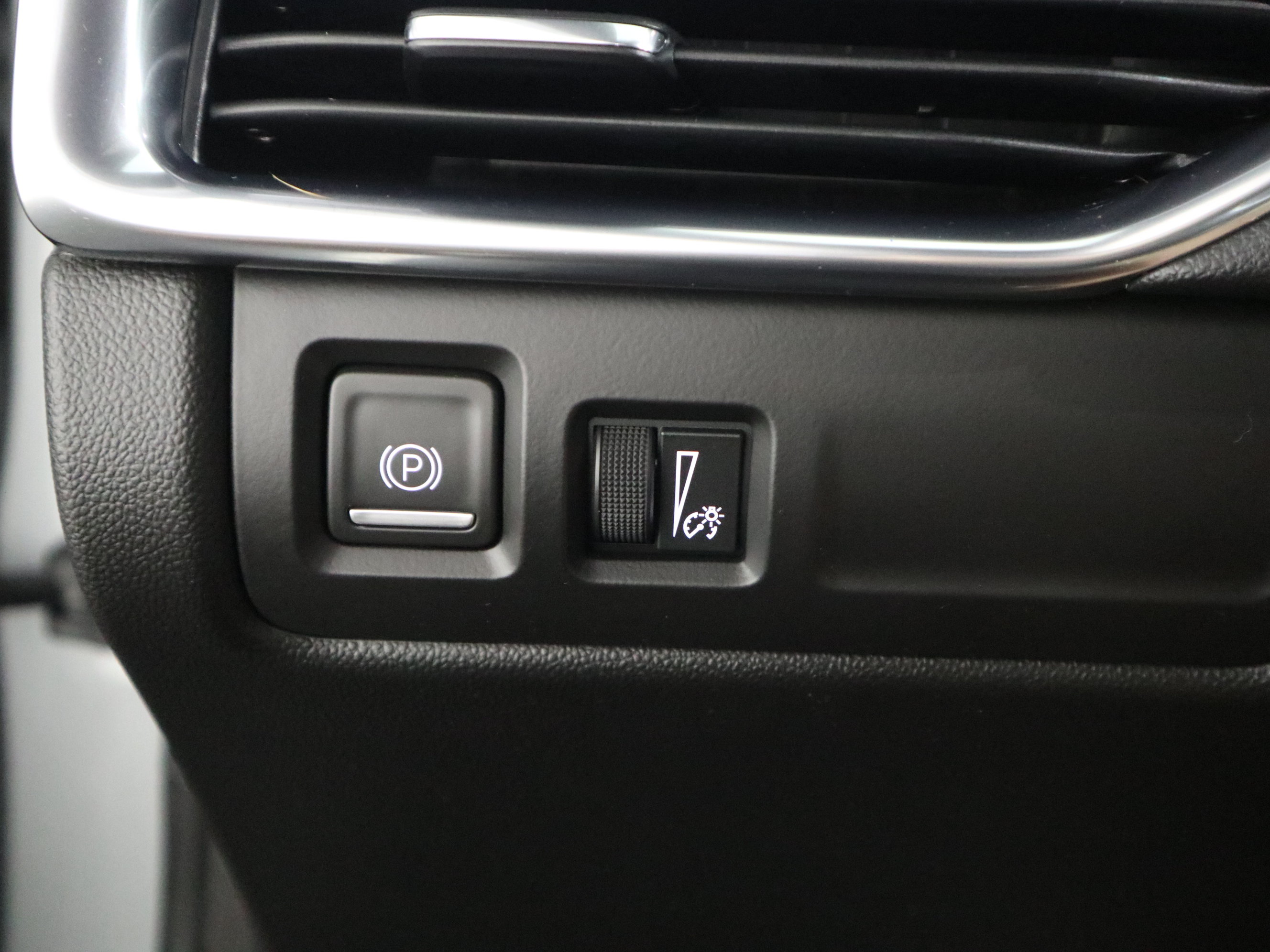 Used 2023 Cadillac XT4 Luxury w/ Cold Weather Package FWD image 29