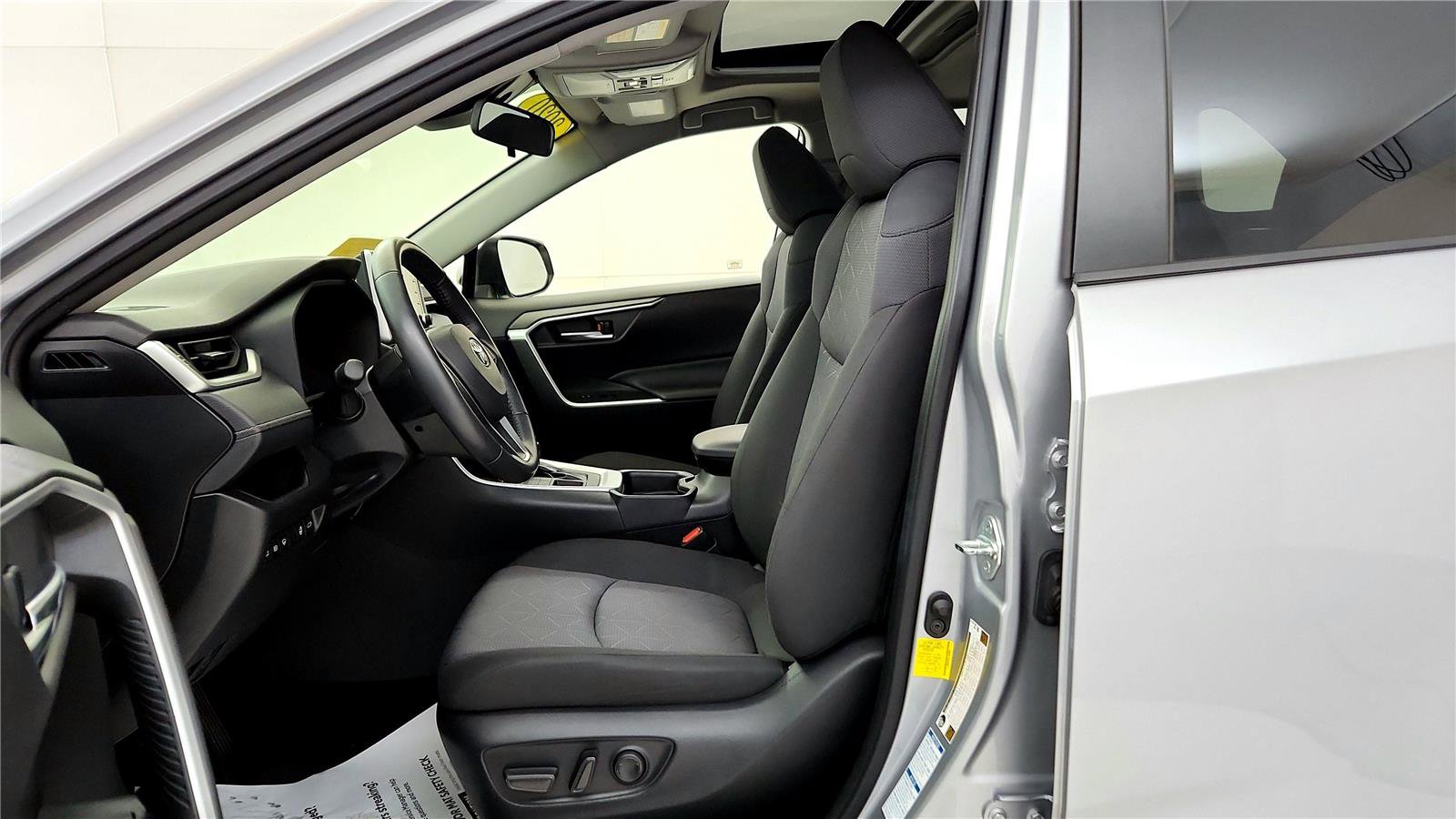 Used 2020 Toyota RAV4 XLE w/ Convenience Package image 24