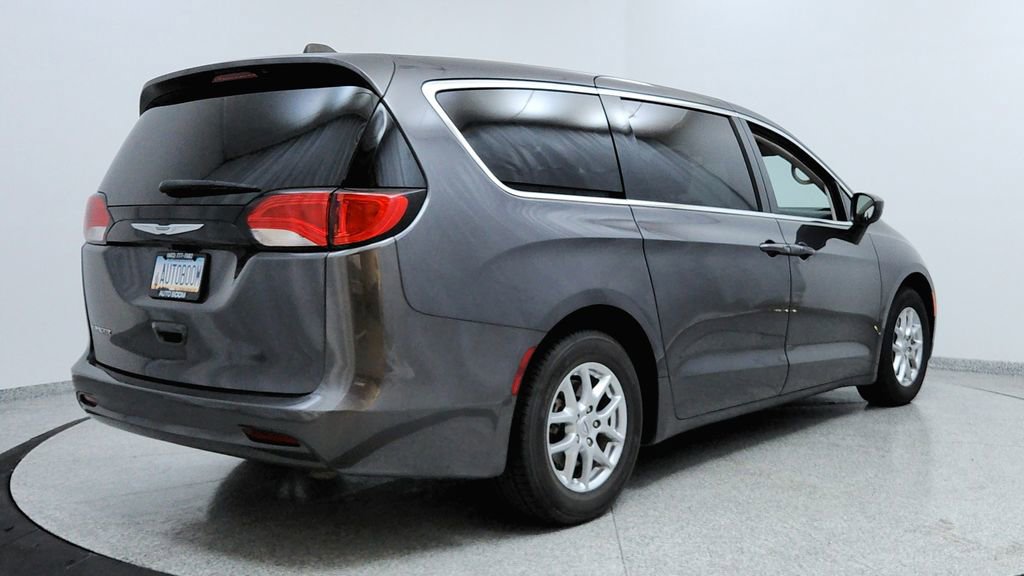 Used 2023 Chrysler Voyager LX image 5
