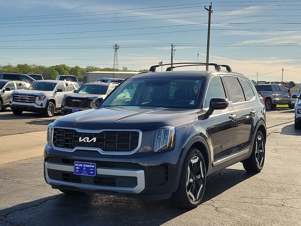 Used 2025 Kia Telluride S AWD/4WD image 2
