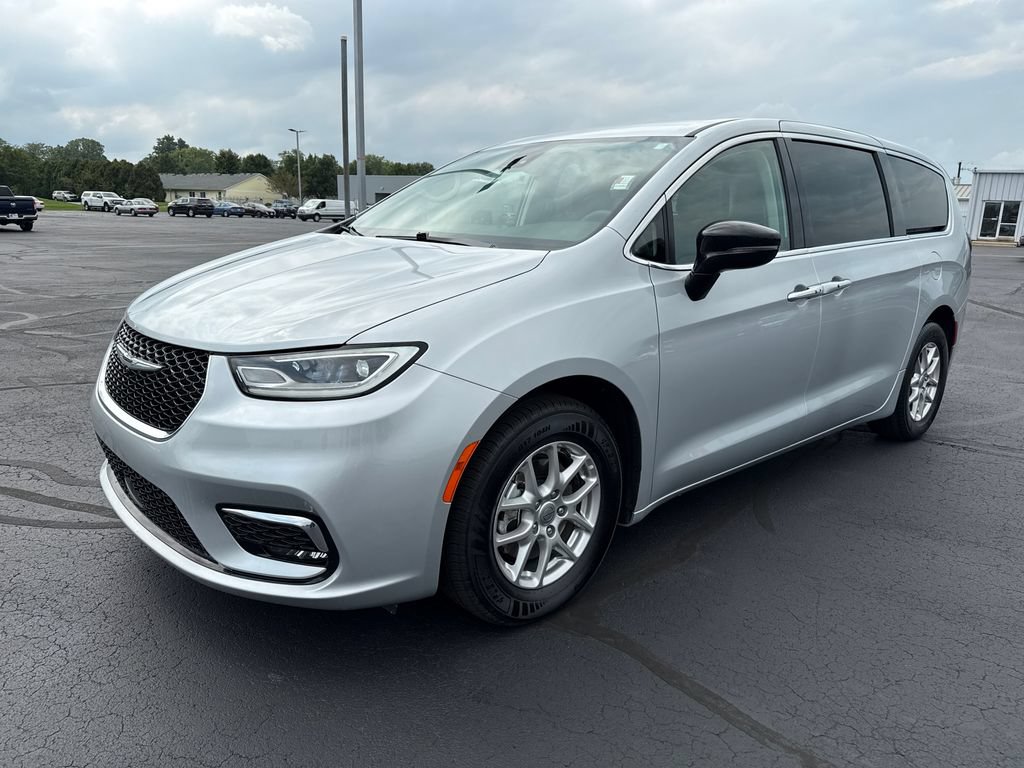 Used 2024 Chrysler Pacifica Touring-L FWD image 3