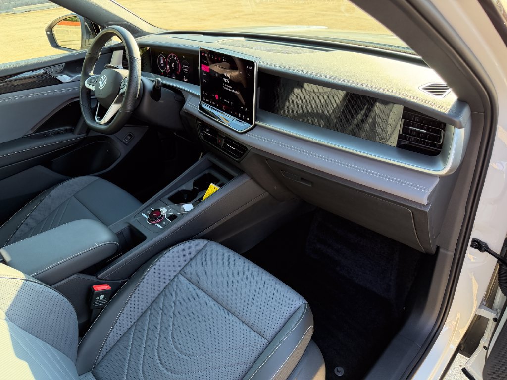 Certified 2026 Volkswagen Tiguan SE R-Line FWD image 23